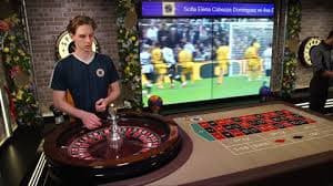 Antarmuka aplikasi slot 168 yang menampilkan pilihan permainan kasino live-dealer, slot games, dan sportsbook Liga 1